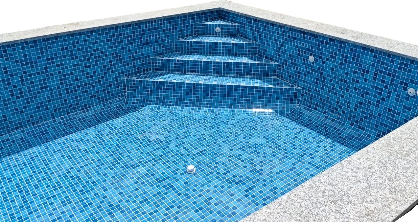 Gresite sin uniones visibles: el detalle que da continuidad a una piscina