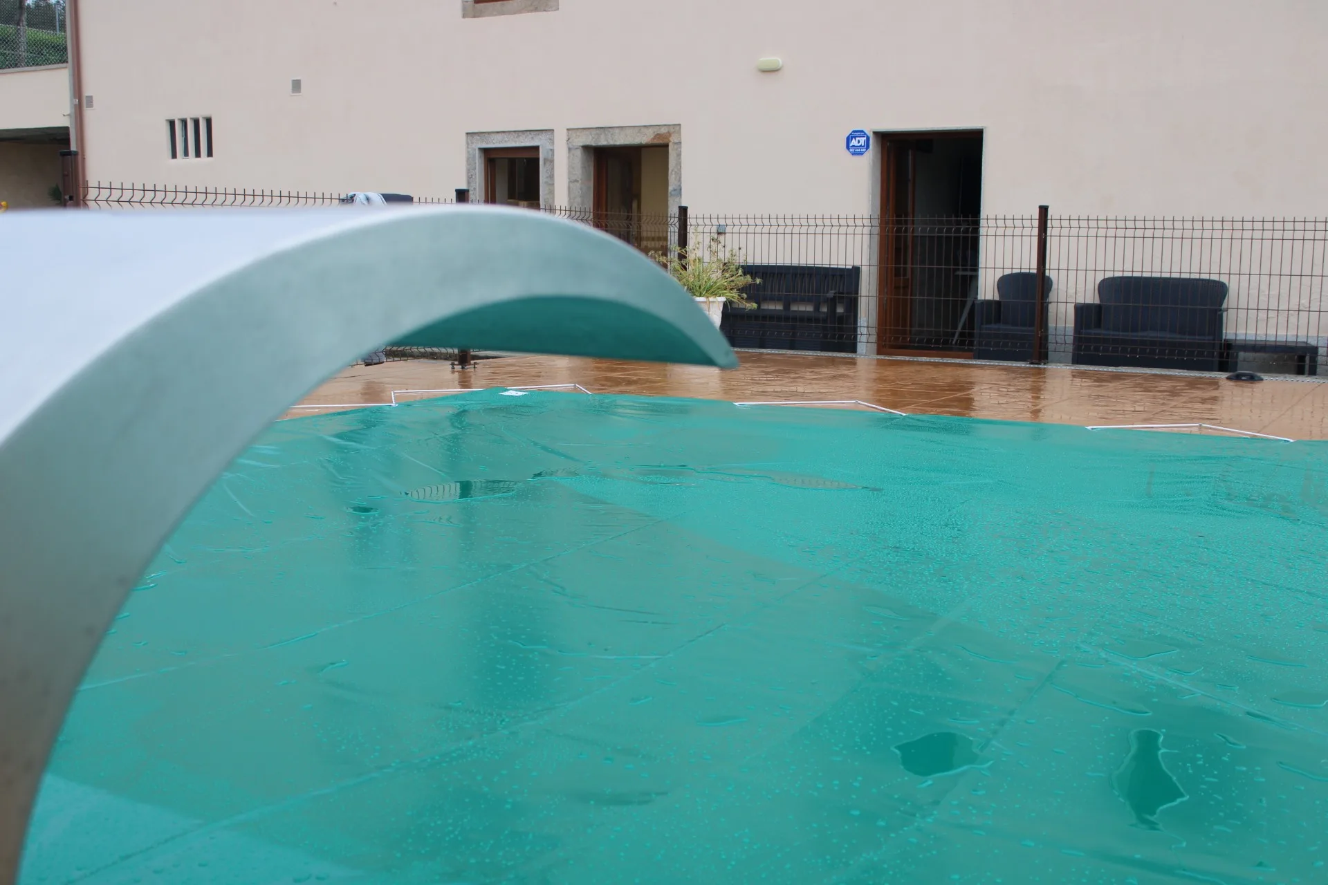 Cubrir la piscina en invierno: protégela hoy y disfrútala antes en primavera