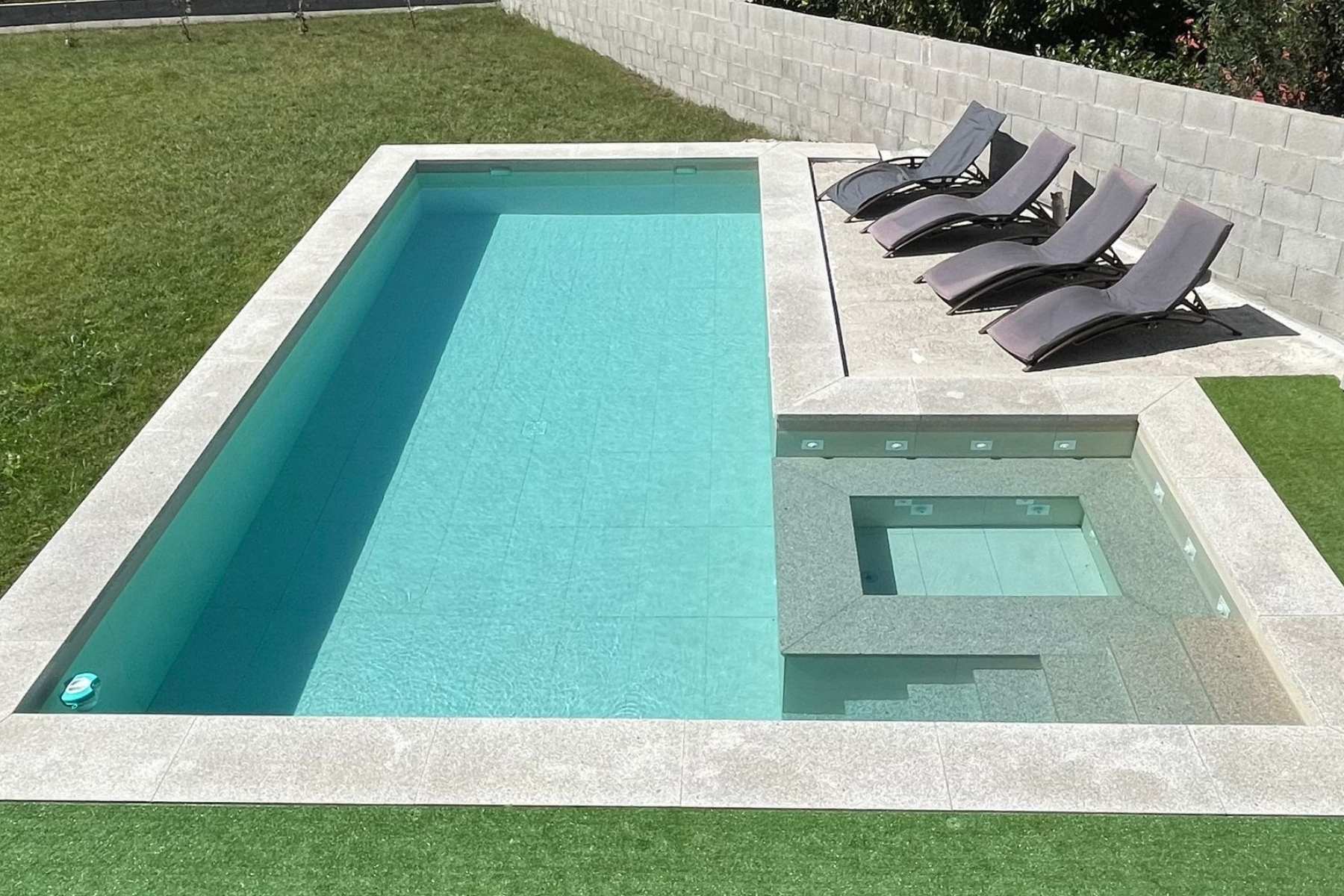 Piscina con jacuzzi en Vilagarcía