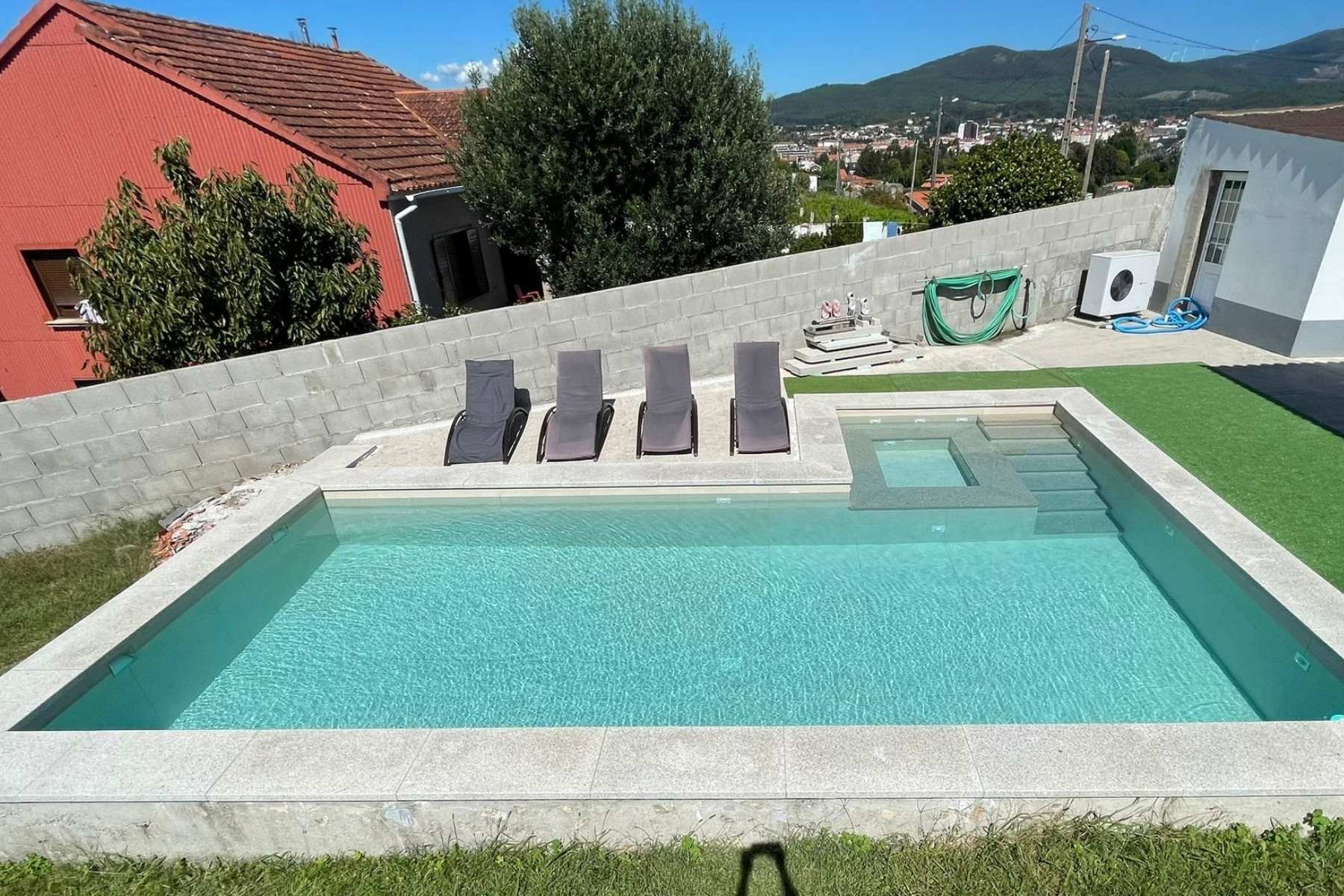Piscina con jacuzzi en Vilagarcía