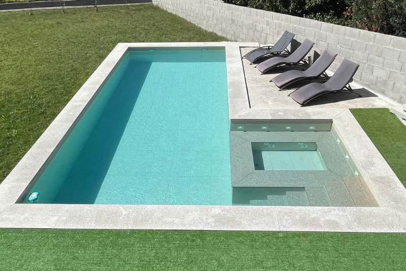 Piscina con jacuzzi en Vilagarcía