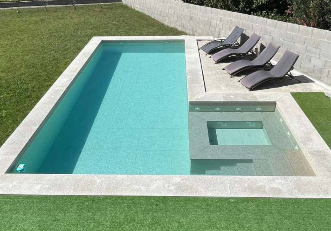 Piscina con jacuzzi en Vilagarcía