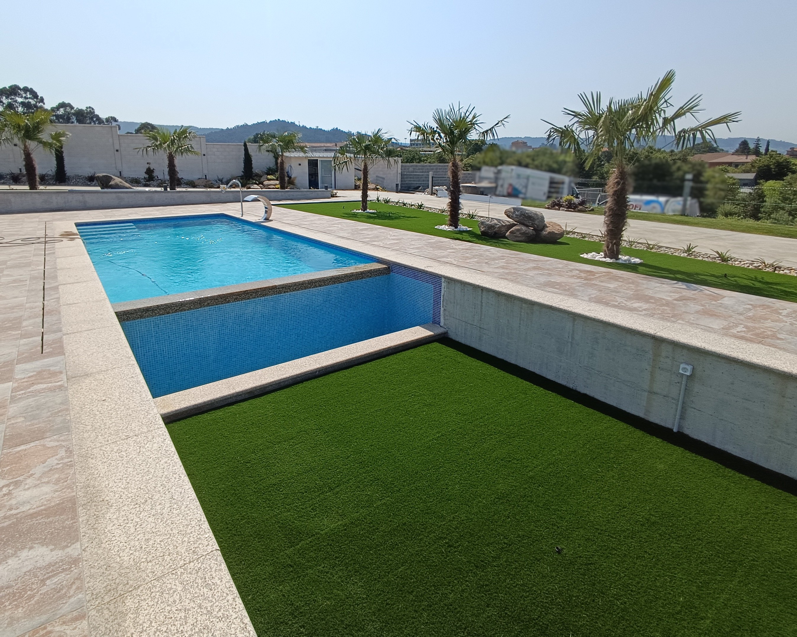 Piscina con rebosadero en Dena