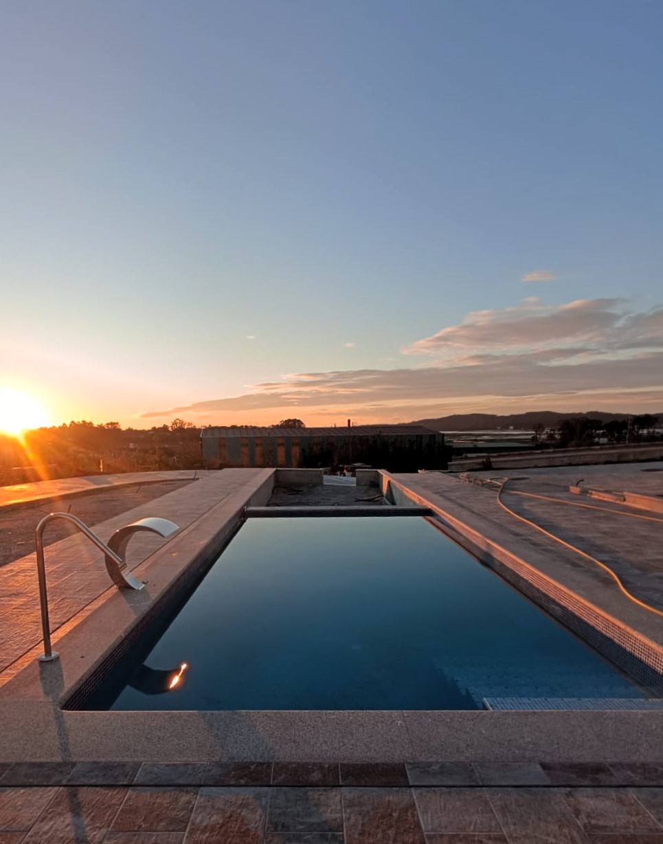 Piscina con rebosadero en Dena