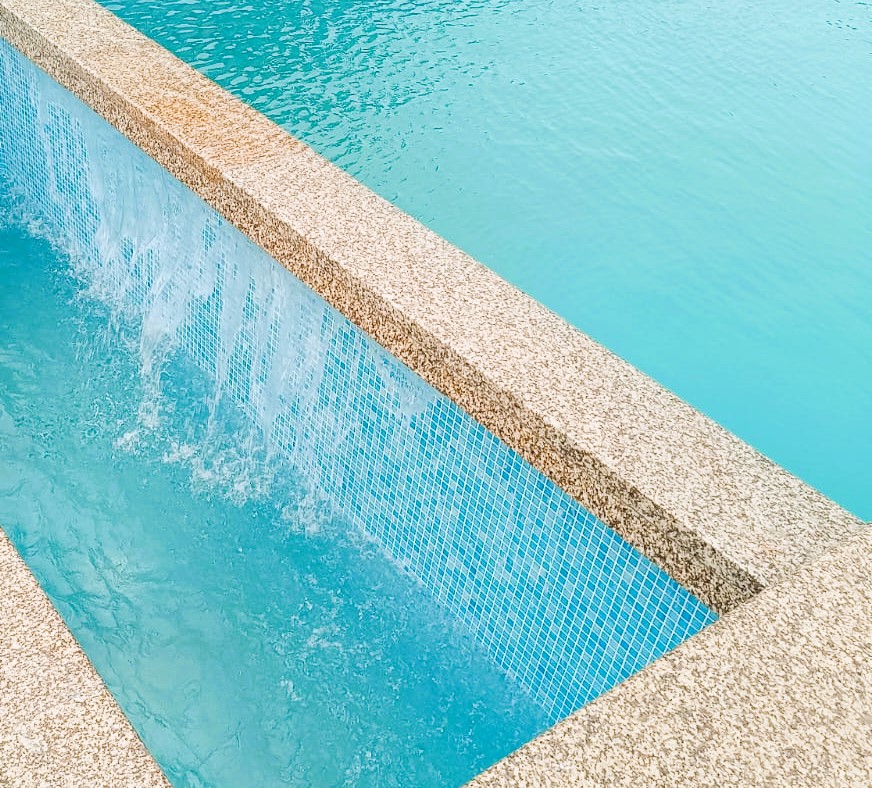 Piscina con rebosadero en Dena