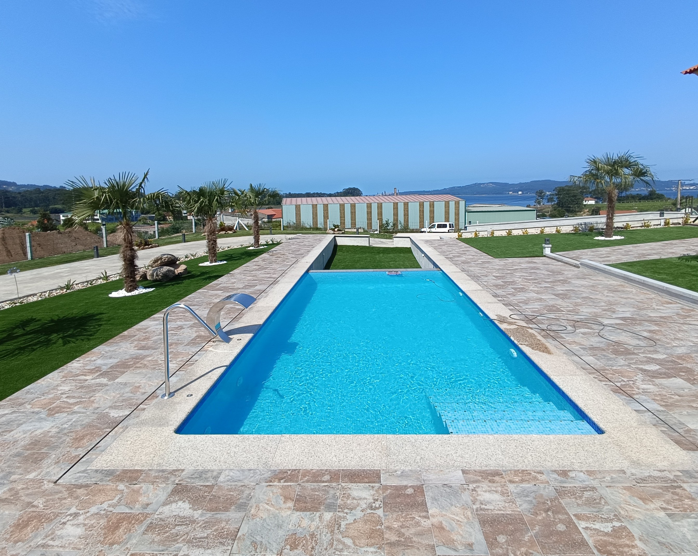 Piscina con rebosadero en Dena