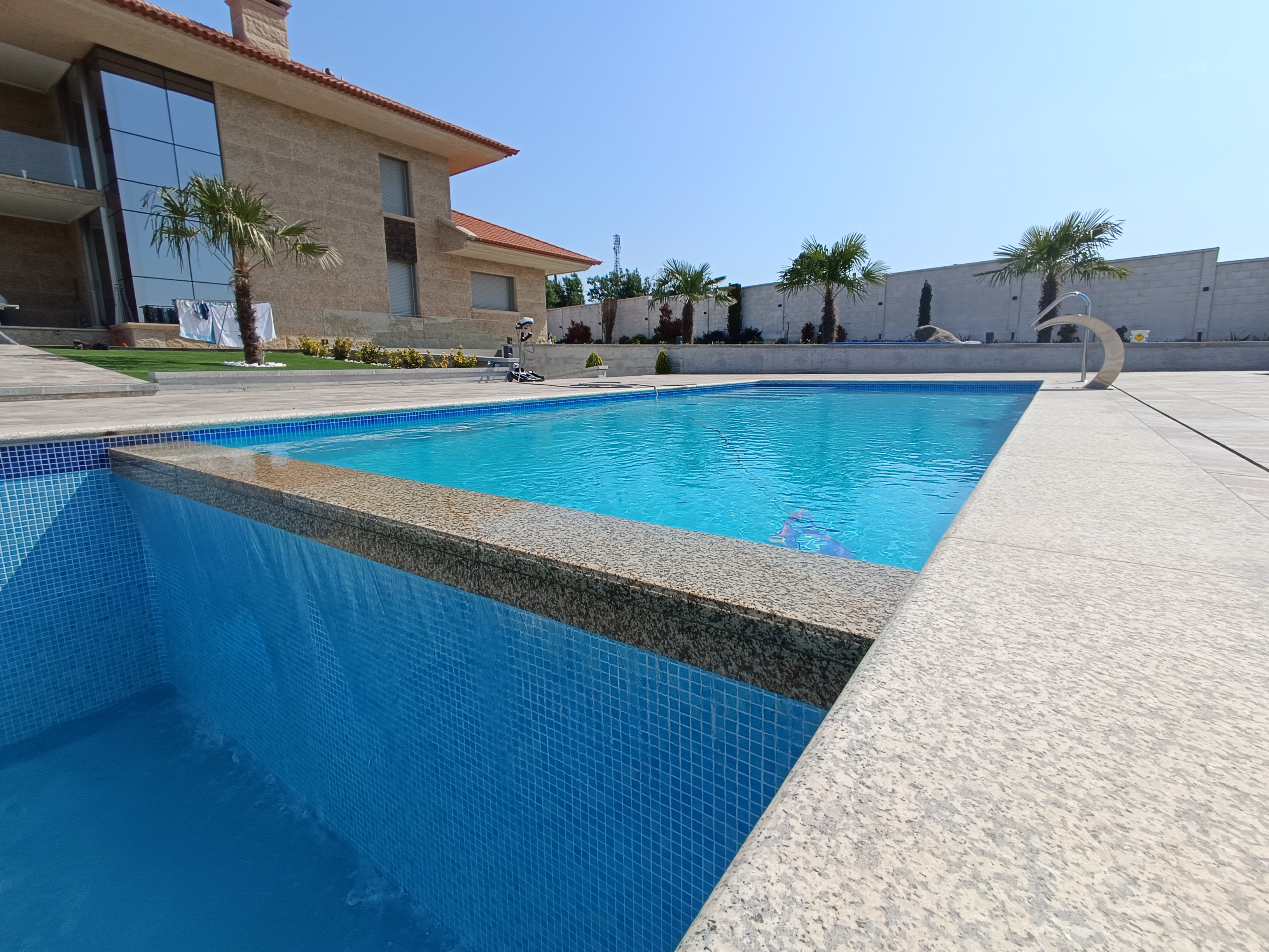Piscina con rebosadero en Dena