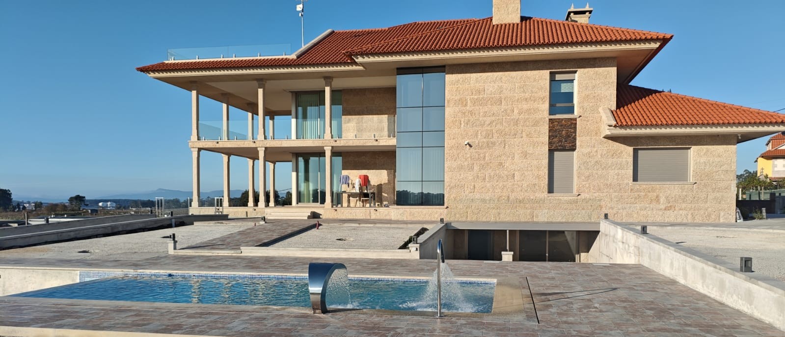 Piscina con rebosadero en Dena
