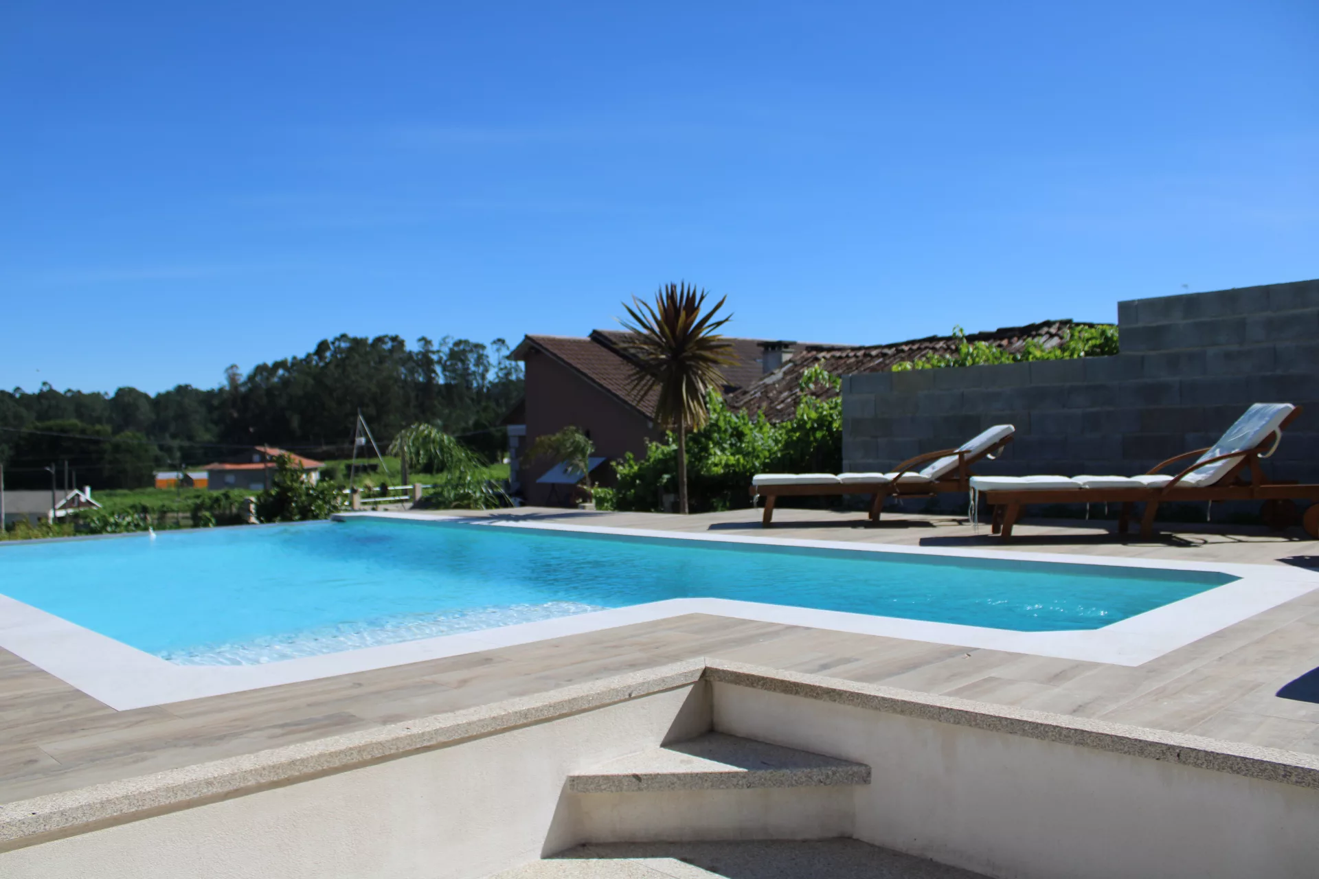 Piscina desbordante en Sanxenxo