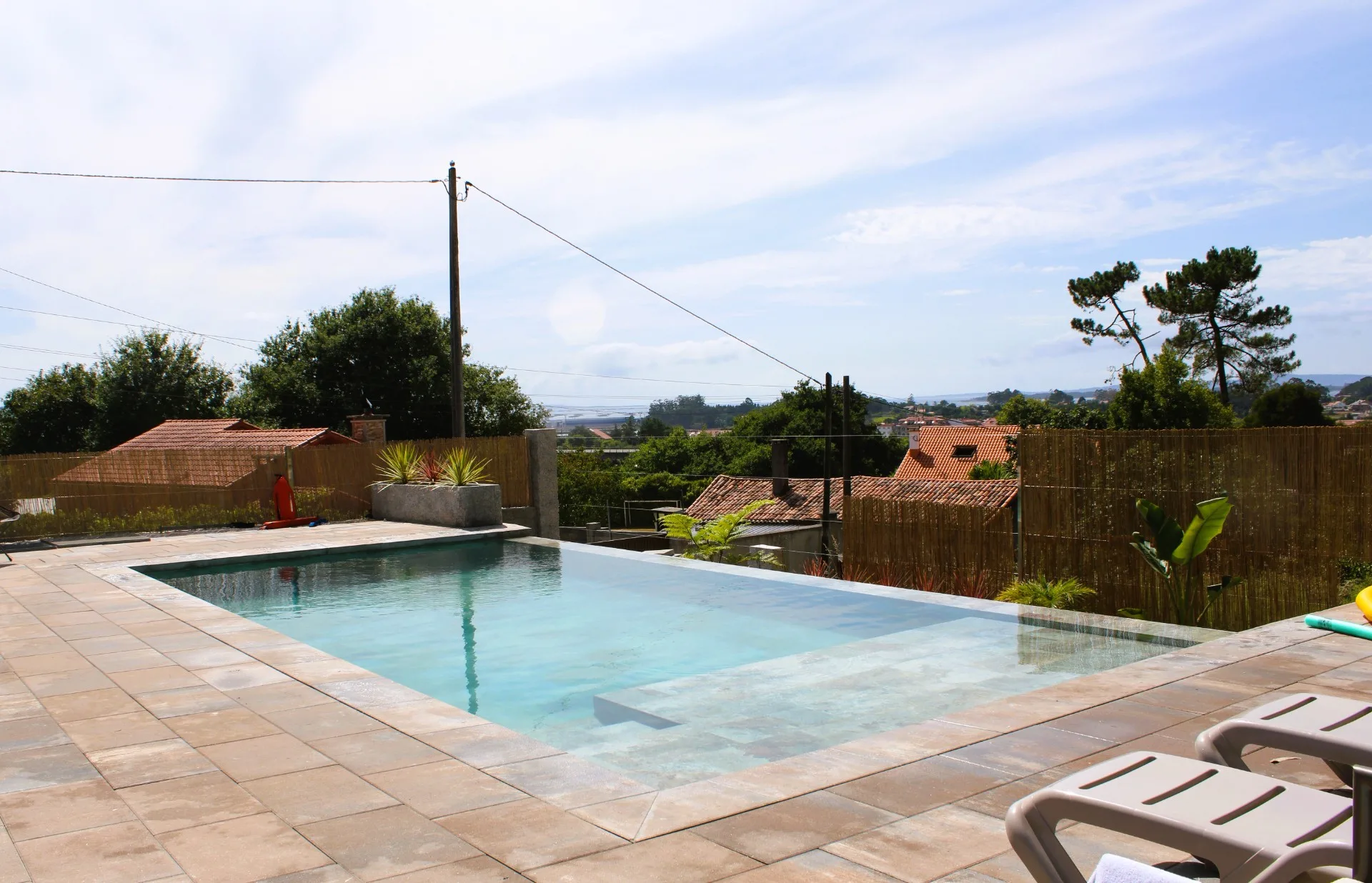 Piscina desbordante en Vilanoviña
