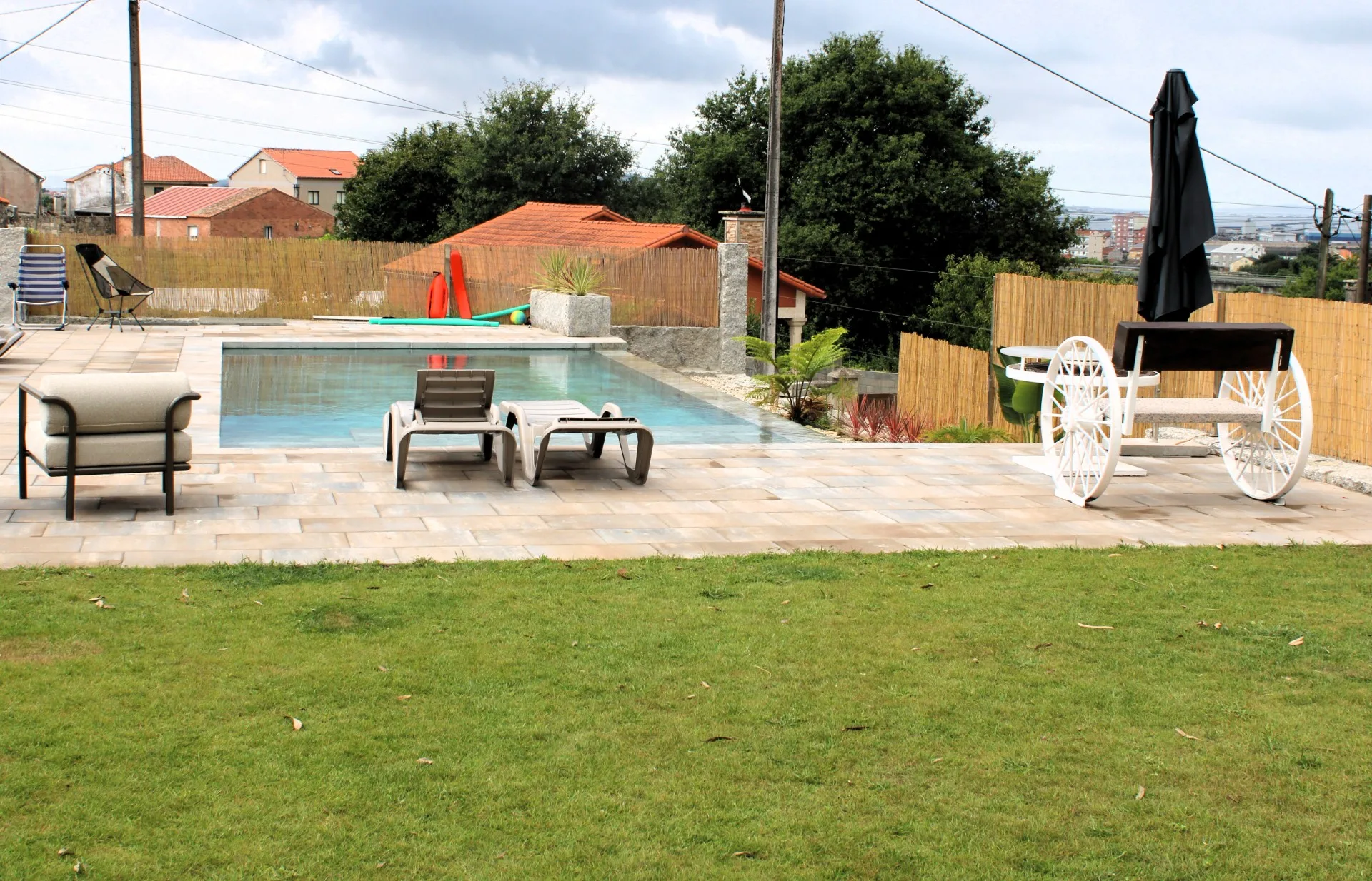 Piscina desbordante en Vilanoviña