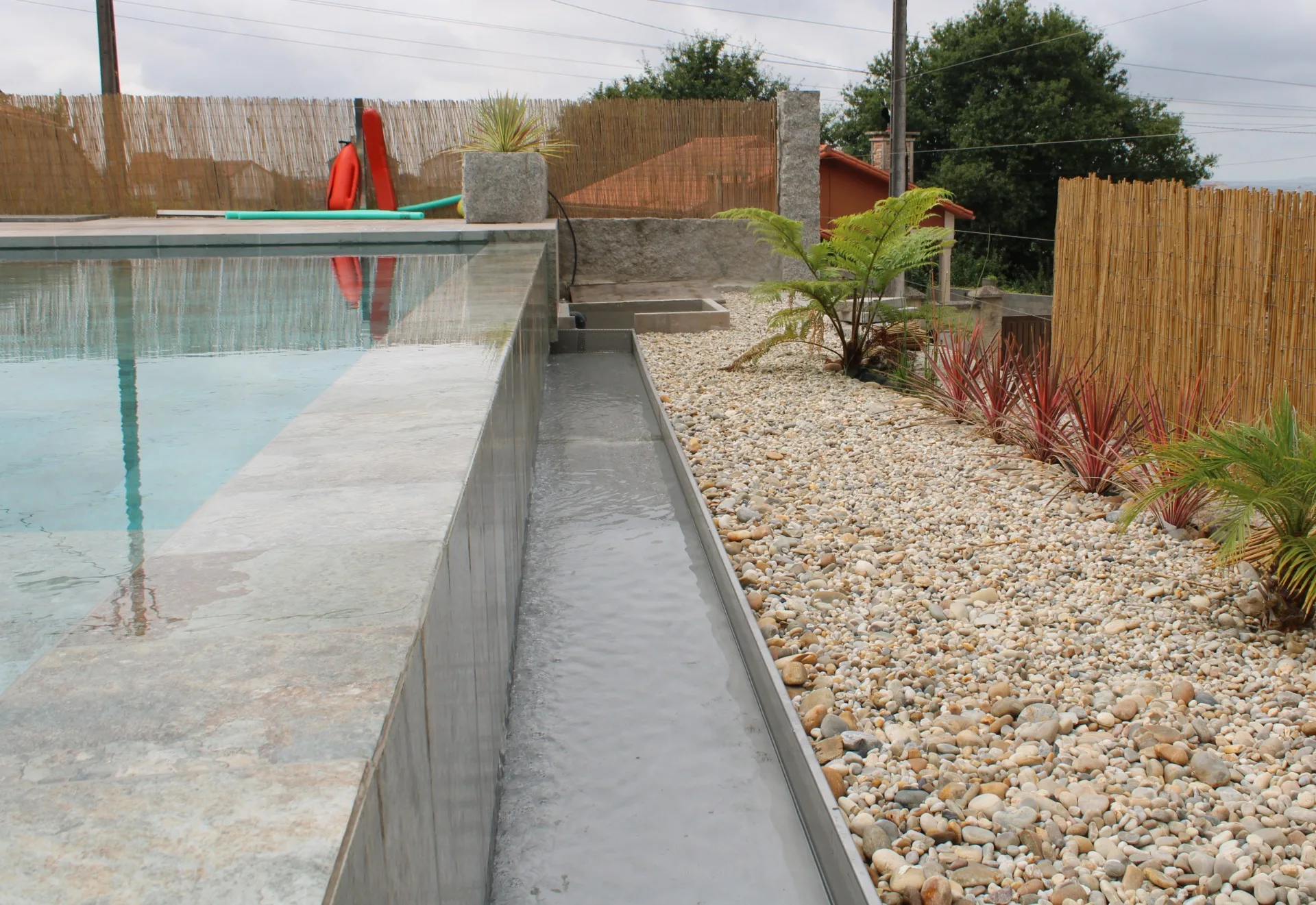 Piscina desbordante en Vilanoviña
