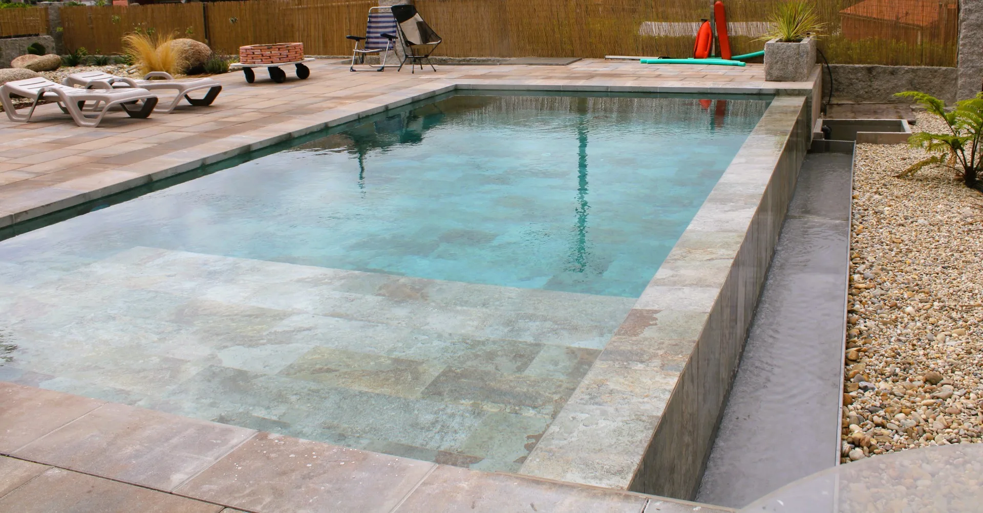 Piscina desbordante en Vilanoviña