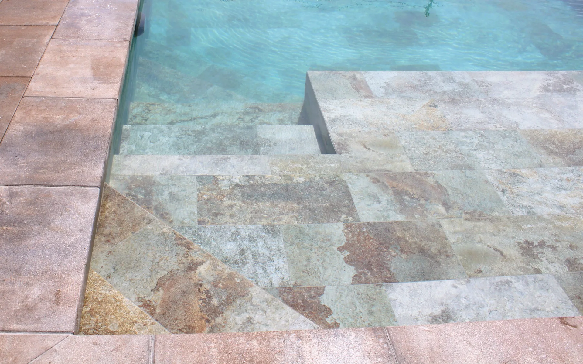 Piscina desbordante en Vilanoviña