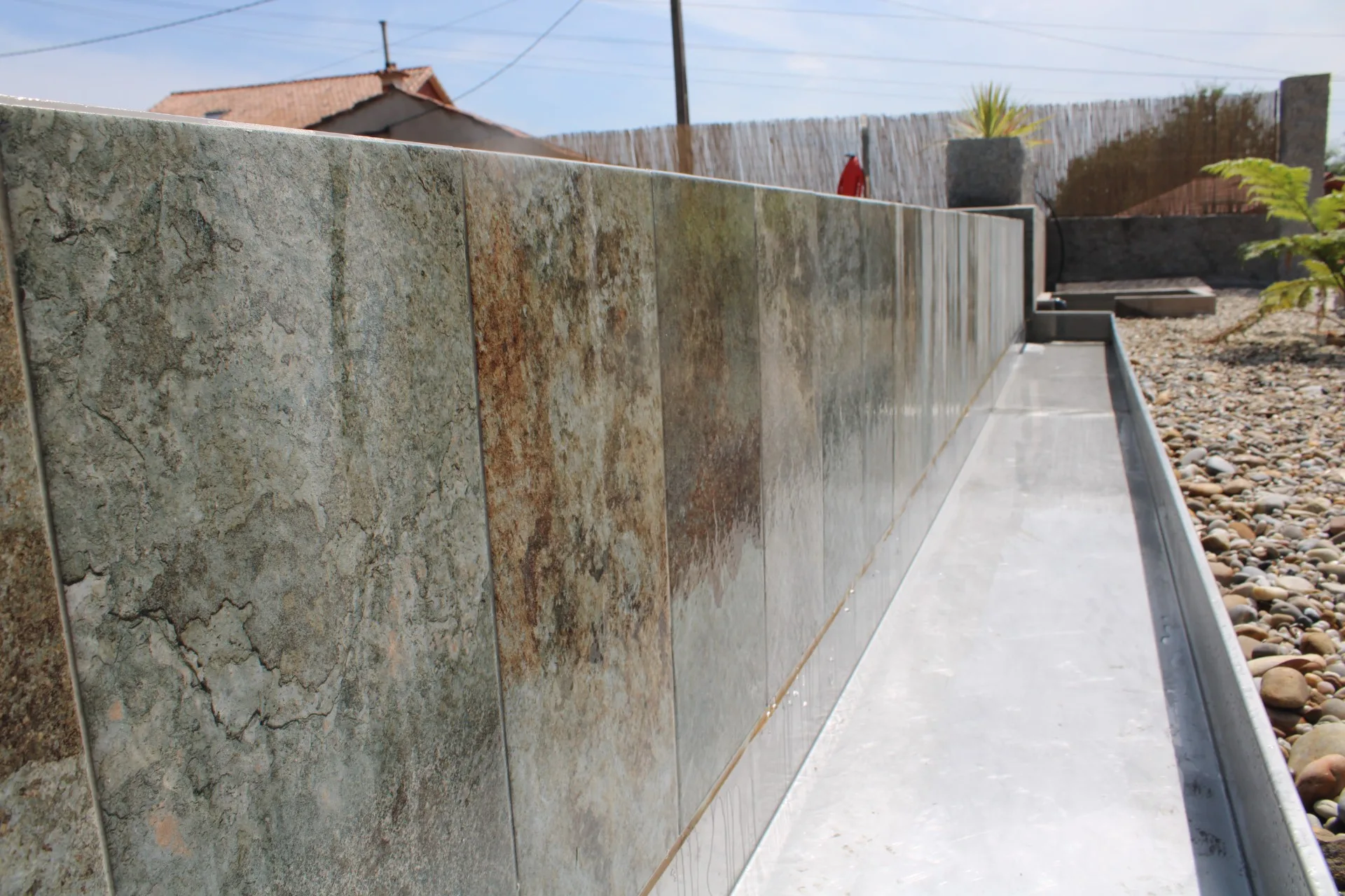 Piscina desbordante en Vilanoviña