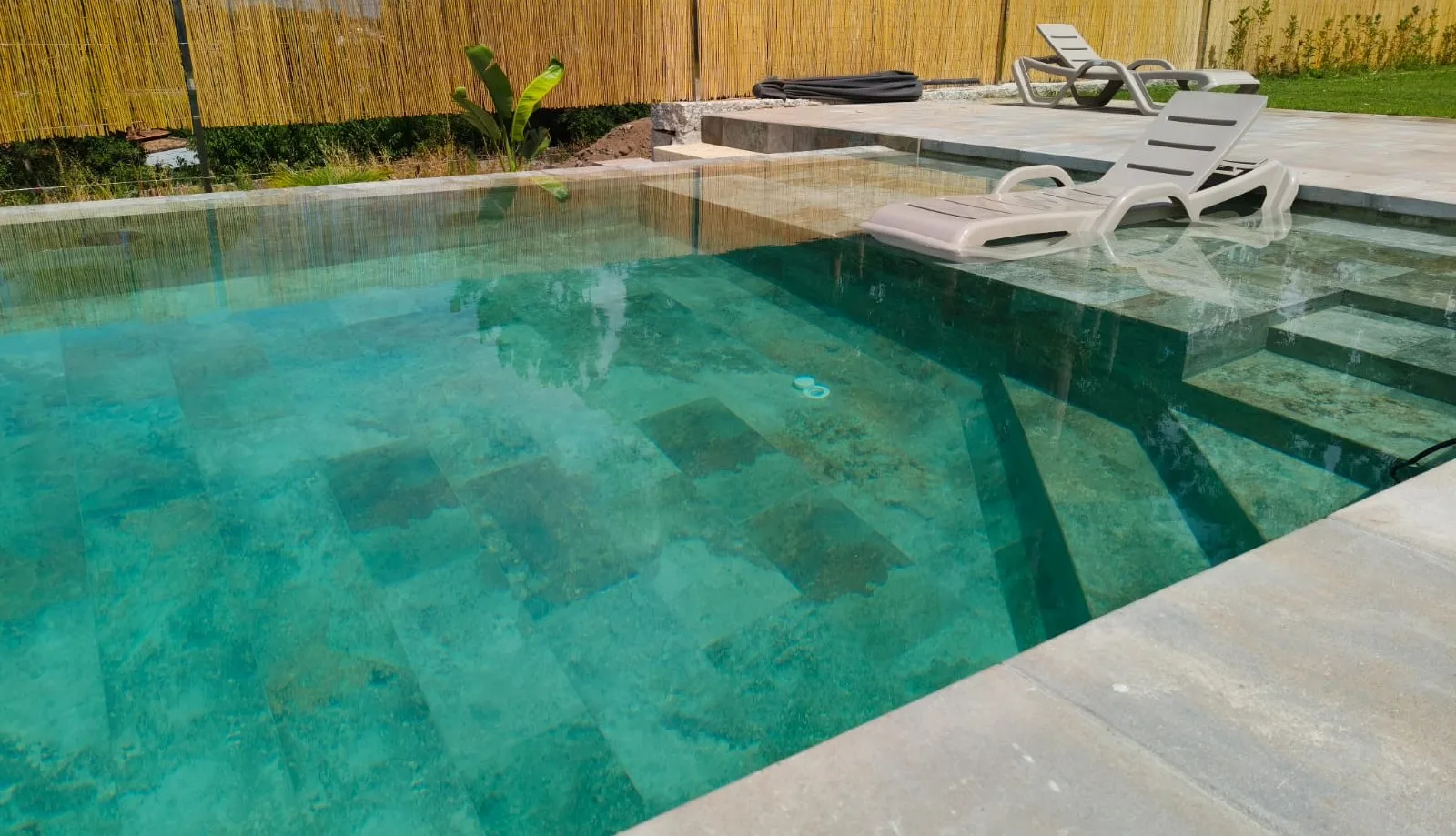 Piscina desbordante en Vilanoviña