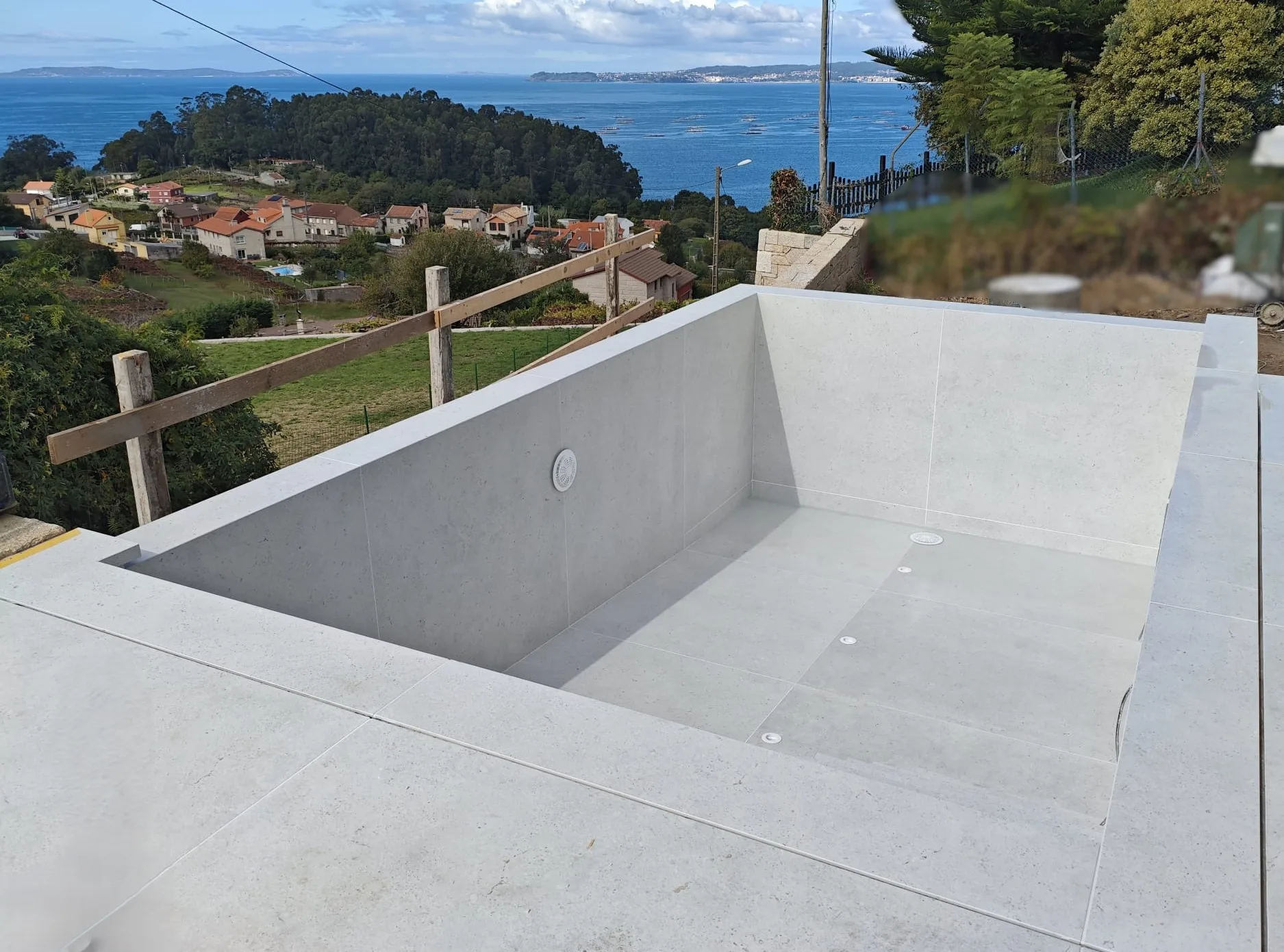 Piscina desbordante en Bueu