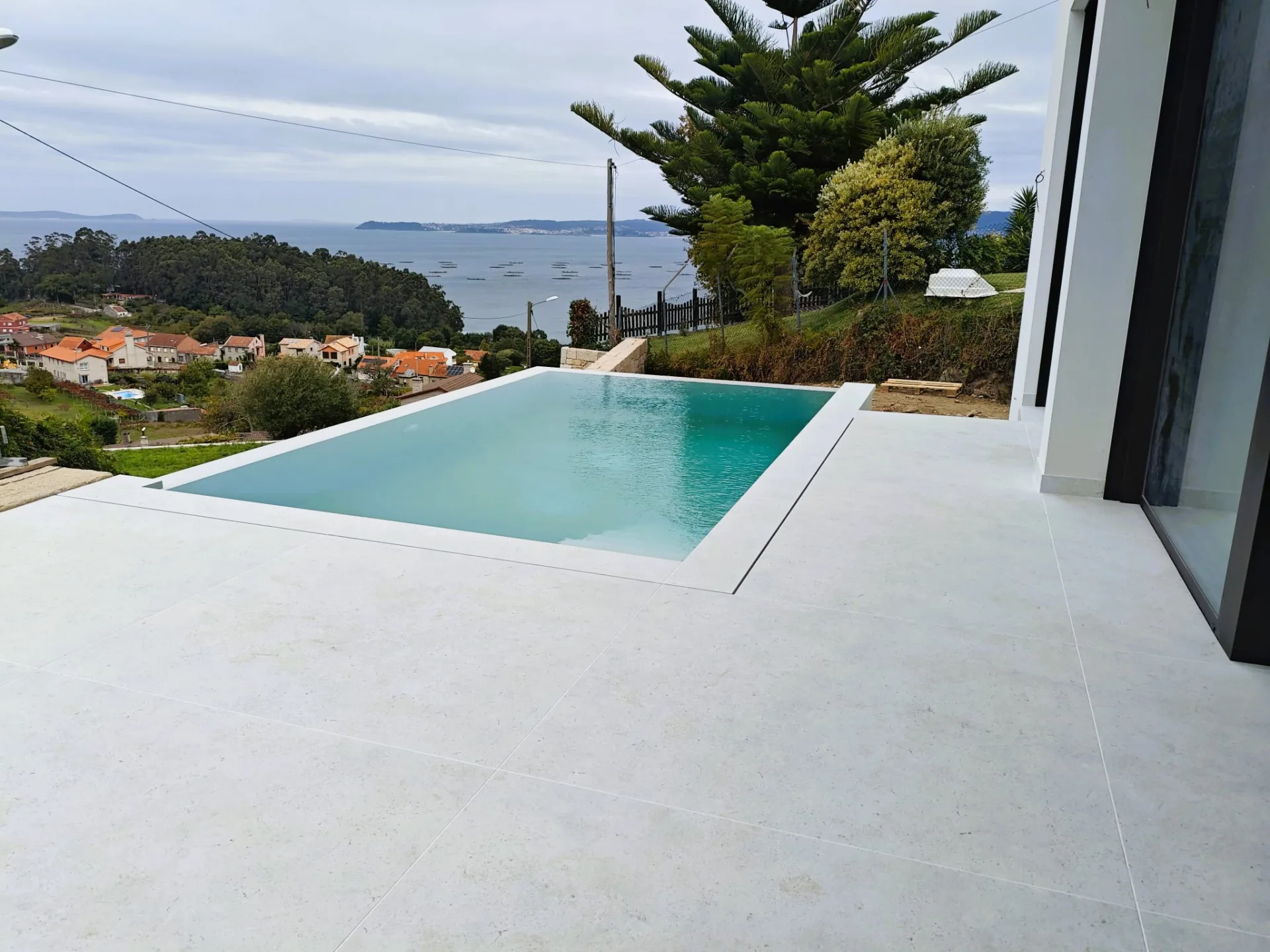 Piscina desbordante en Bueu